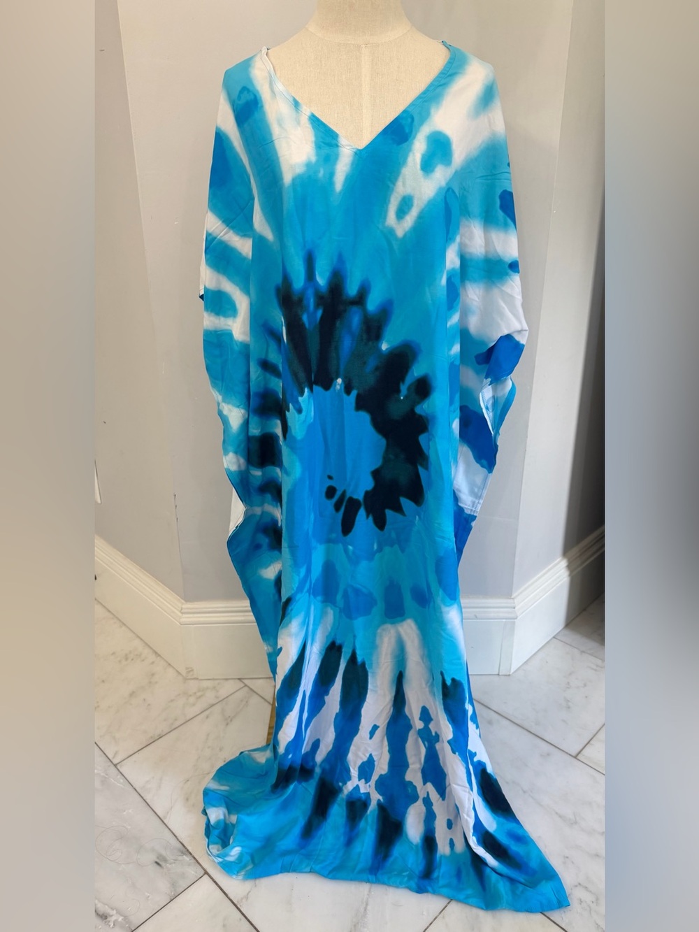 New w/ Tag Ornella Collection Women’s Oversize Caftan Swim Coverup Blue Tie Dye